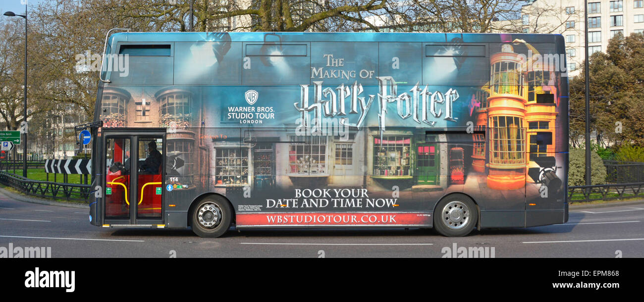 Golden Tours navette qui dessert la route de Victoria à Warner Bros' 'Harry  Potter Studio Tour d'expérience professionnelle, à Watford vu Park Lane  London England UK Photo Stock - Alamy