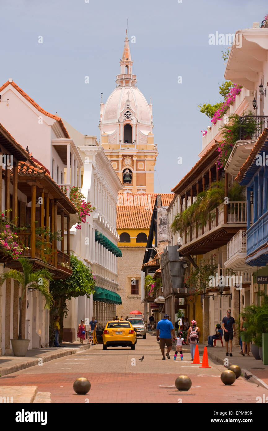 Voir le long d'une rue de la Catedral (la cathédrale) de Carthagène, à Cartagena, Colombie Banque D'Images