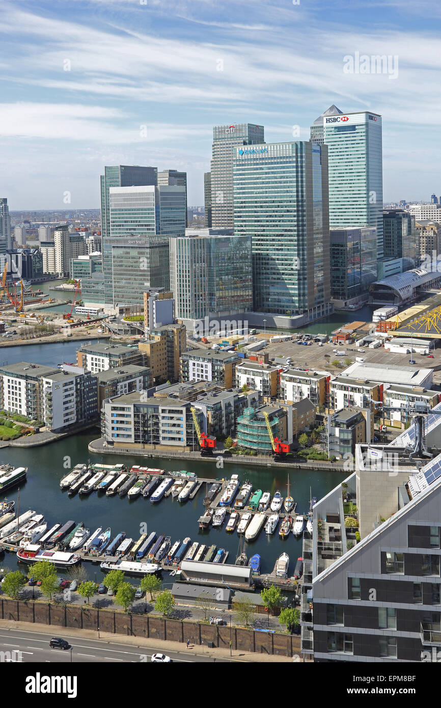 Le quartier de Canary Wharf de Londres vue de l'est montrant étroit traditionnels bateaux amarrés à quai dans l'avant-plan de peuplier Banque D'Images