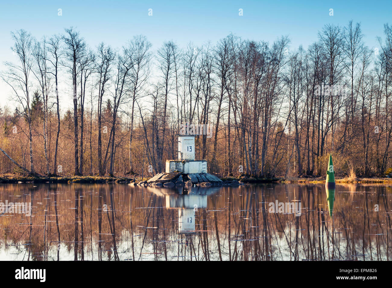 Balise blanche et de bouées de la Canal de Saimaa, un canal de transport qui relie le lac Saimaa avec le golfe de Finlande Banque D'Images
