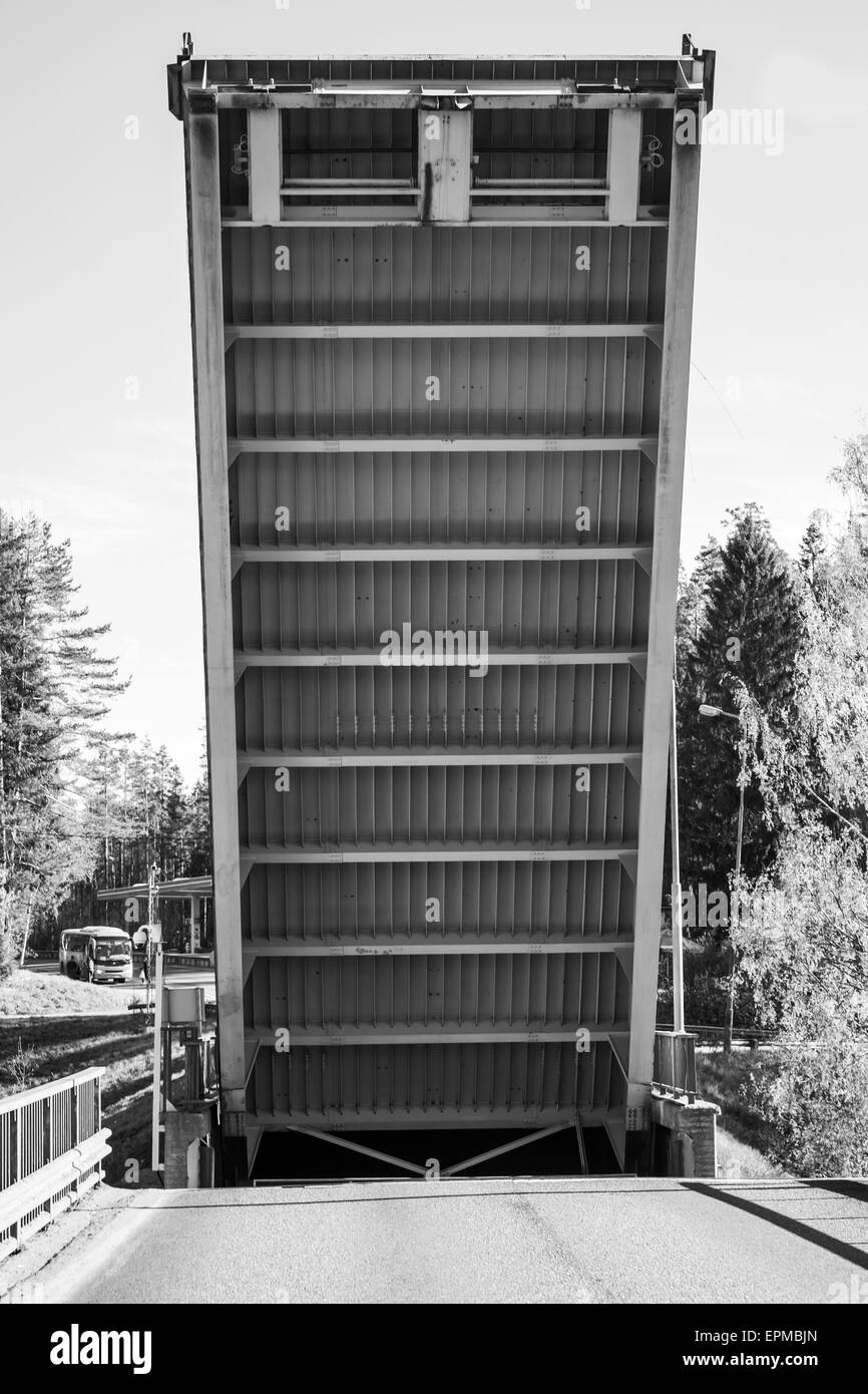 Pont-levis plus Tsvetochnoye verrou sur le Canal de Saimaa, un canal de transport qui relie le lac Saimaa avec le golfe de Finlande Banque D'Images