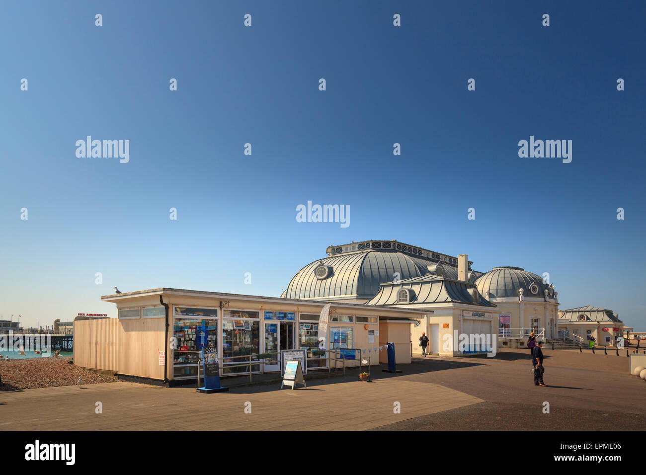 Boutique de souvenirs à l'entrée de la jetée de Worthing promenade Banque D'Images