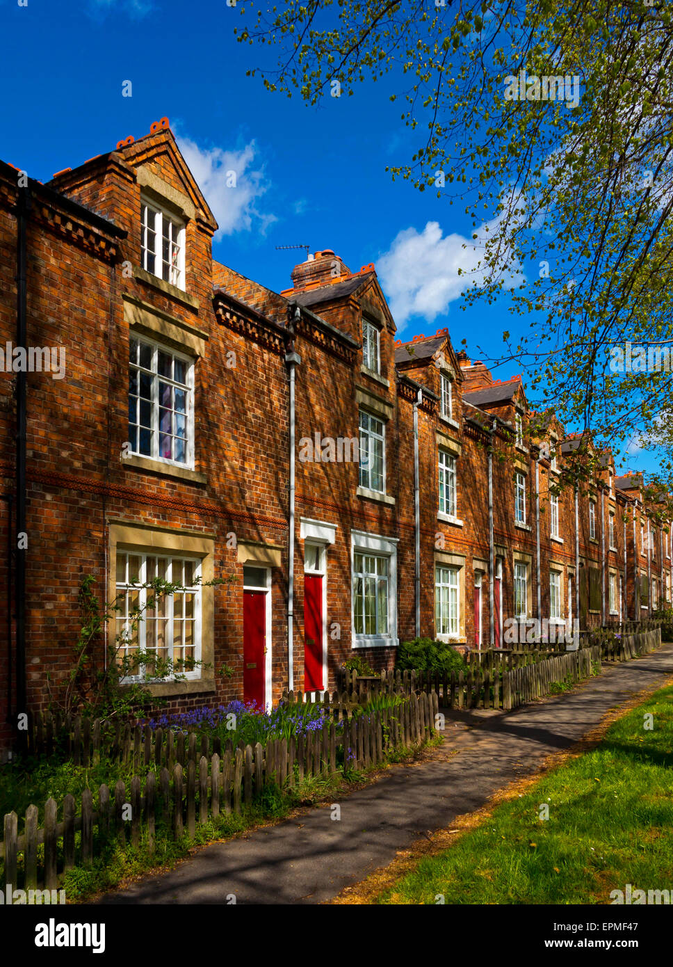 Maisons à New Carlisle un village modèle construit en 1896 pour la société minière Bolsover Derbyshire, Angleterre Royaume-uni Banque D'Images