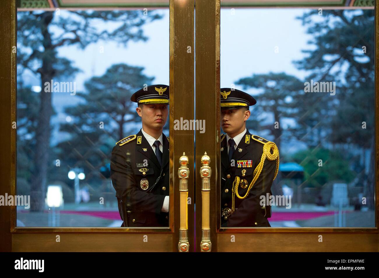Les gardes d'honneur de Corée se préparent à ouvrir la porte pour le président Barack Obama et le président Park Geun-hye pour sortir pour une promenade dans le petit jardin à la Maison Bleu Maison Bleu Le 25 avril 2104 à Séoul, en République de Corée. Banque D'Images