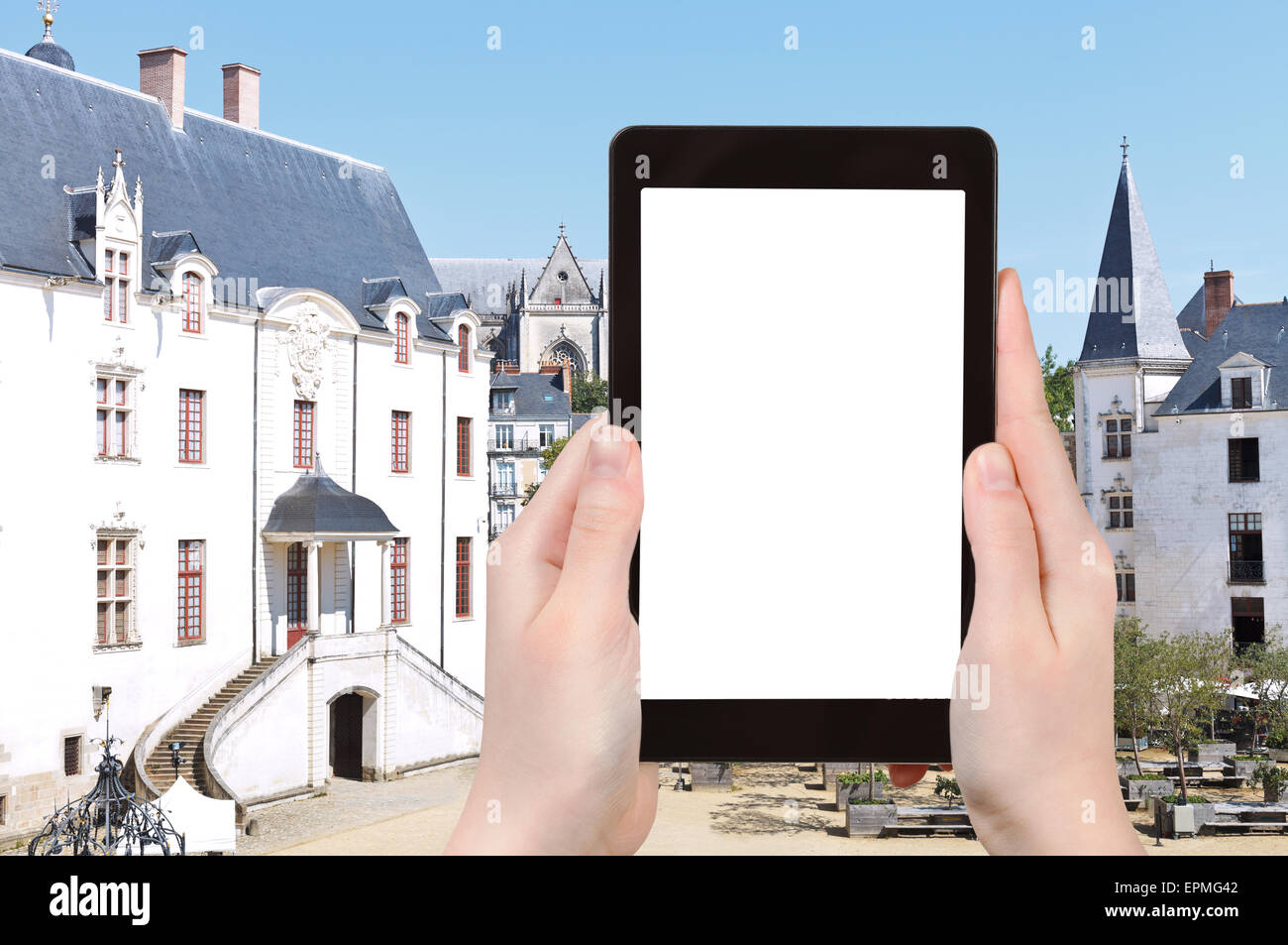 Travel Concept - photographie touristique en cour Château des Ducs de Bretagne à Nantes, en France, le tablet pc avec cut out scr Banque D'Images