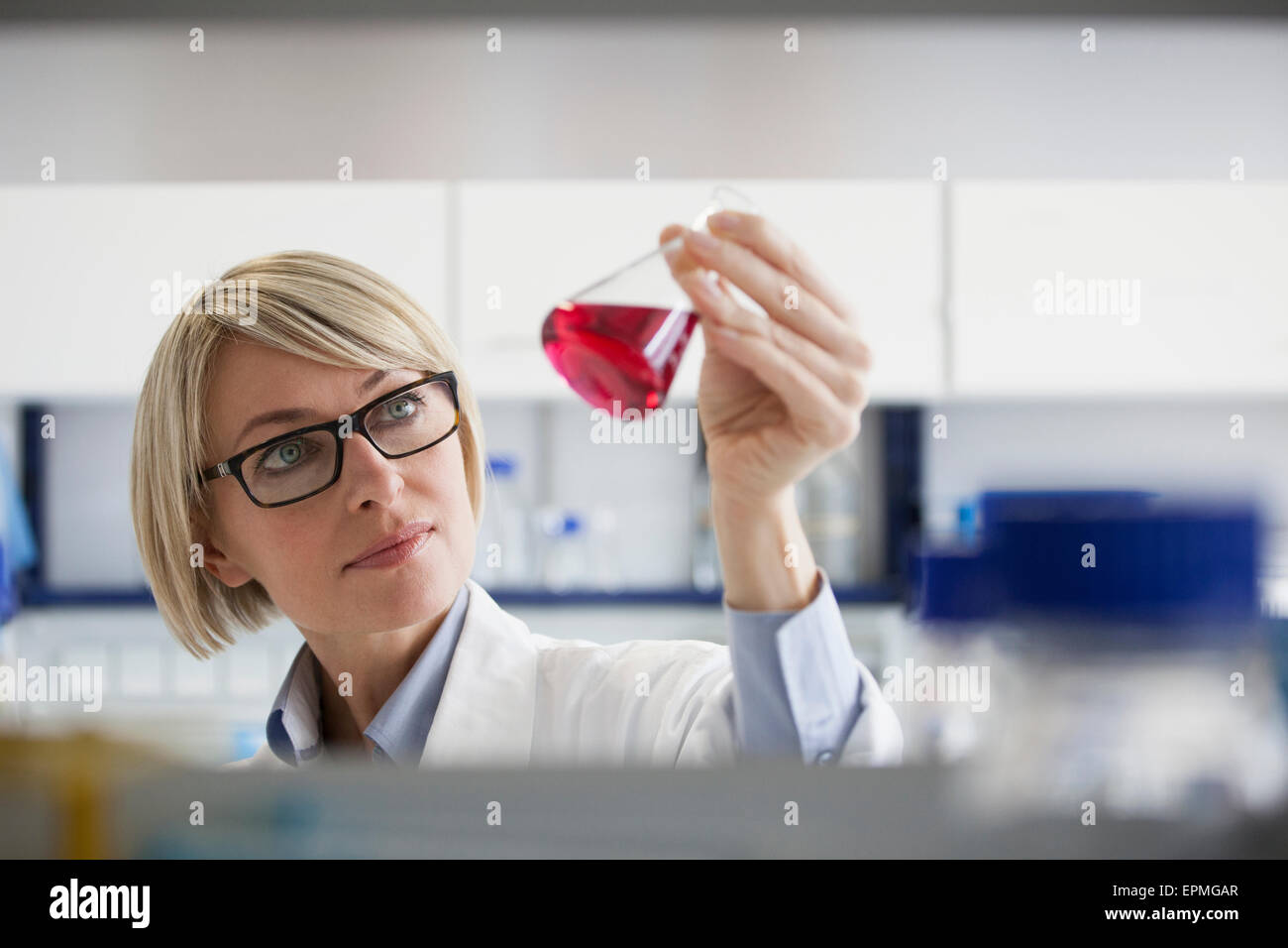 Erlenmeyer Scientist in laboratory Banque D'Images