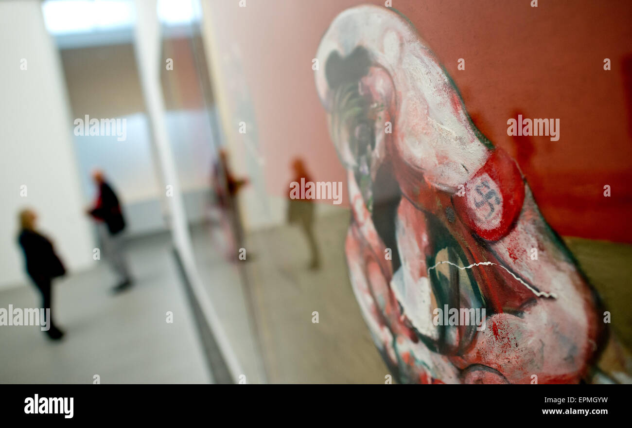 Munich, Allemagne. 19 mai, 2015. Le travail 'Kreuzigung' (Crucifixion) de l'artiste Francis Bacon (1909-1992) est à l'exposition 'Contre/Art. "L'art dégénéré' - Art Nazi' - La collecte après '45' au musée Pinakothek der Moderne à Munich, Allemagne, 19 mai 2015. L'exposition s'ouvre au public du 20 mai 2015 au 31 janvier 2016. Photo : Sven Hoppe/dpa/Alamy Live News Banque D'Images