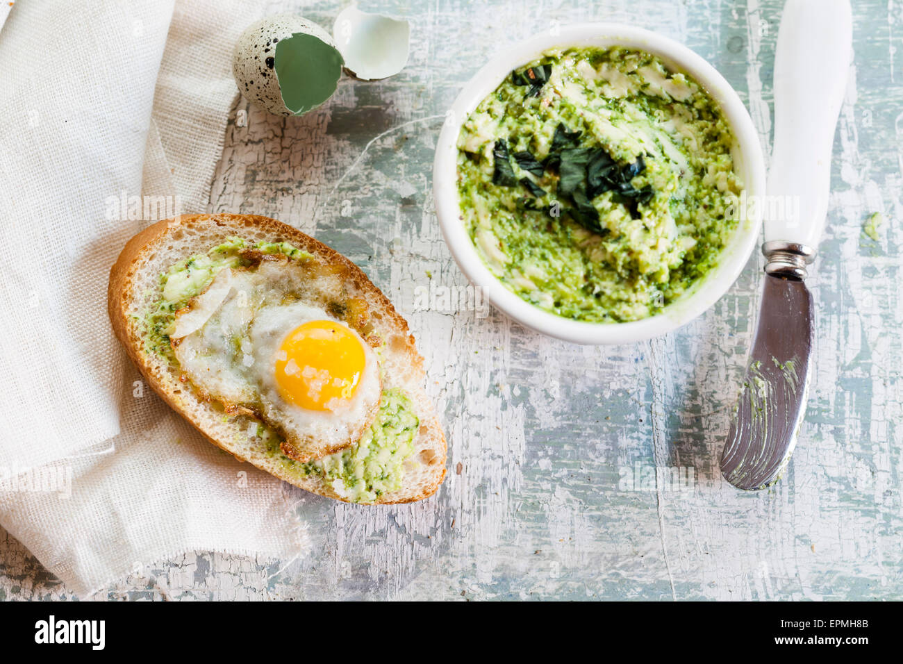 Oeuf de caille poêlés au beurre à l'ail sauvage, et pain français Banque D'Images