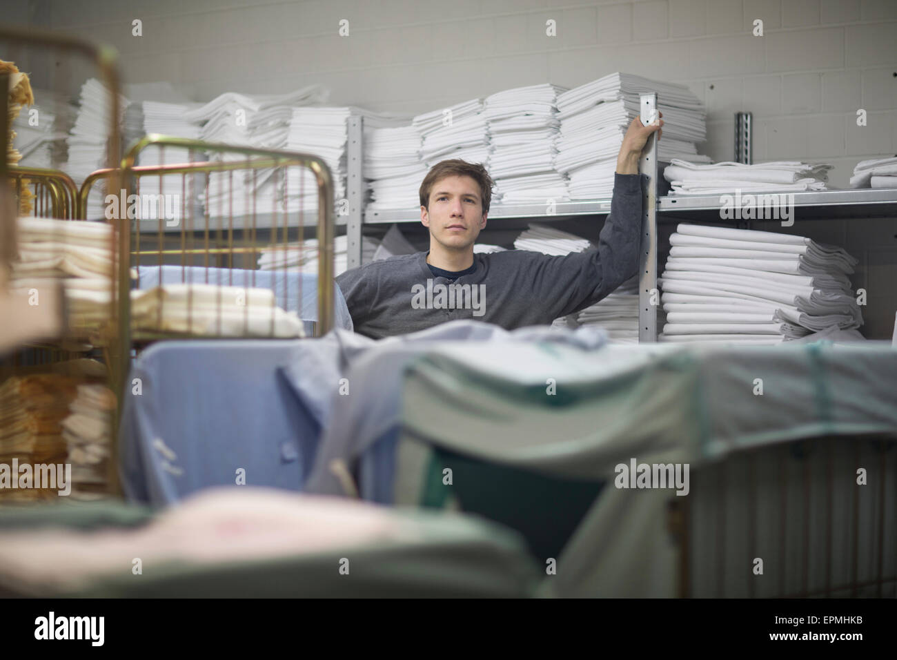 L'homme de la blanchisserie salle de stockage Banque D'Images