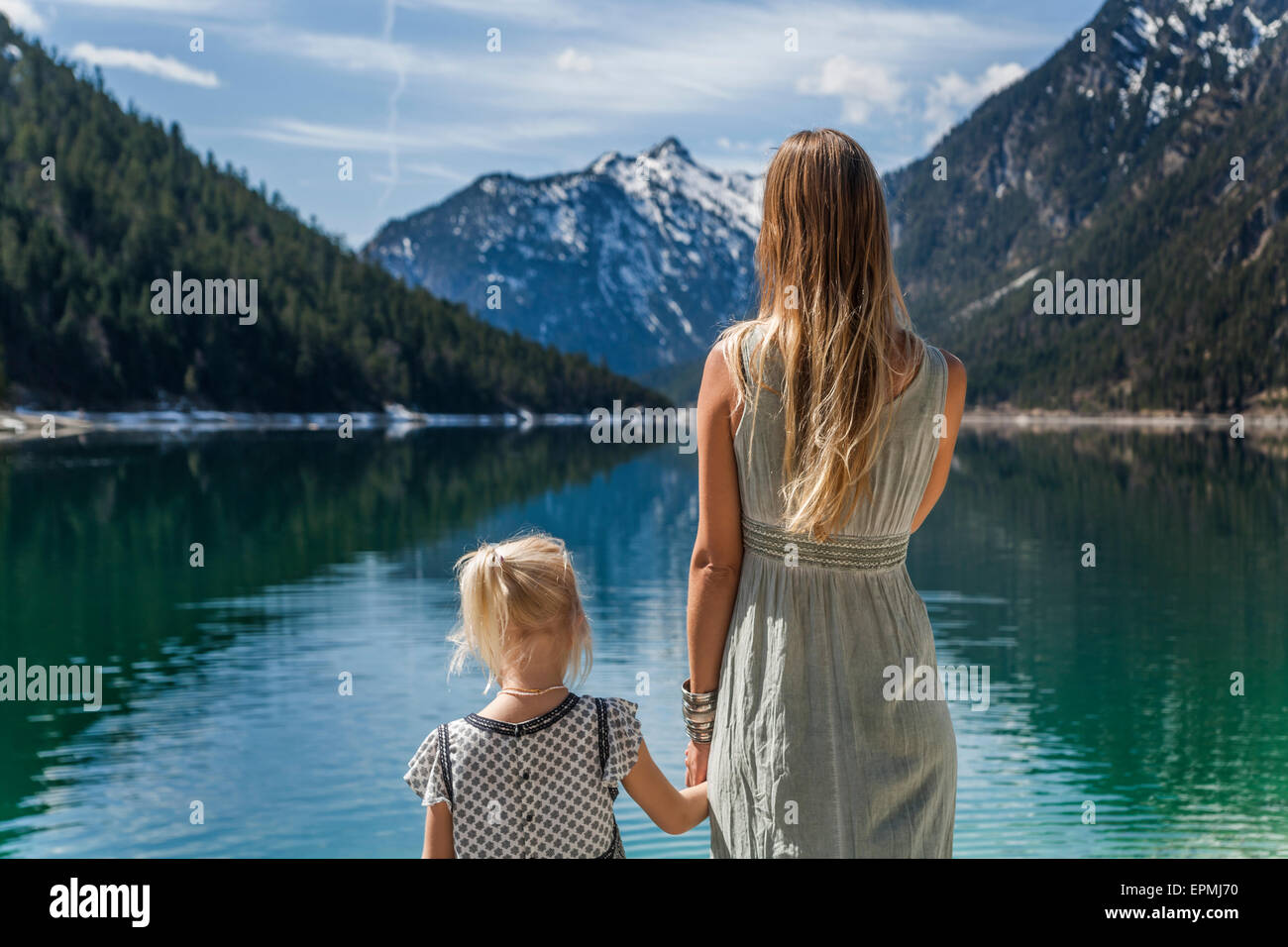 Autriche, Tyrol, lac Plansee, mère et fille au Lakeshore Banque D'Images