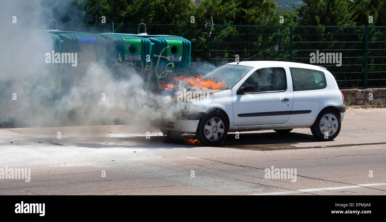 Véhicule en feu avant de poubelles Banque D'Images