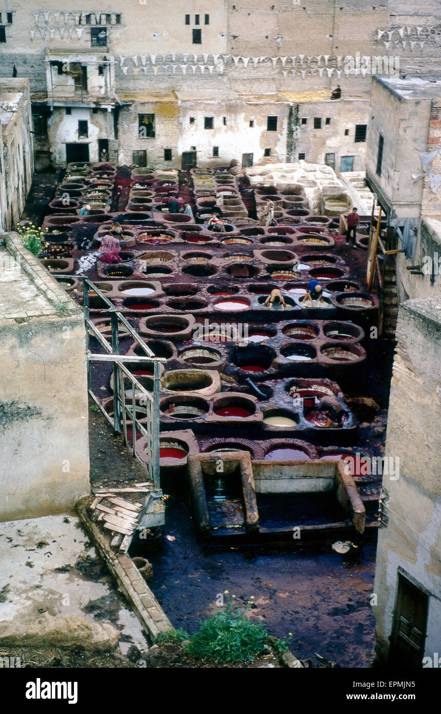 Maroc, 1970, pots de colorants pour les vêtements sur le toit. Banque D'Images
