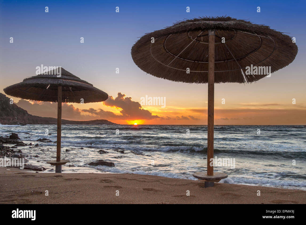 Coucher du soleil avec des parapluies Banque D'Images