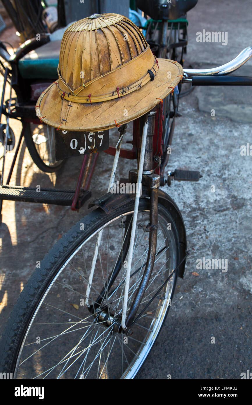 Pith helmet assis sur le guidon d'un vélo Banque D'Images