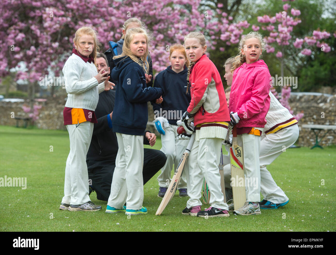 Junior Filles Se préparer pour une partie de cricket avec leur entraîneur dans le Wiltshire, Angleterre Banque D'Images