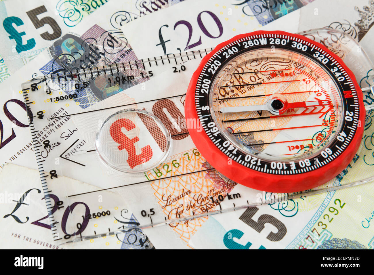 Boussole l'accent sur l'argent sterling pound note pour illustrer le sens de l'économie britannique après la croissance financière et Brexit concept. Angleterre Royaume-uni Grande-Bretagne Banque D'Images