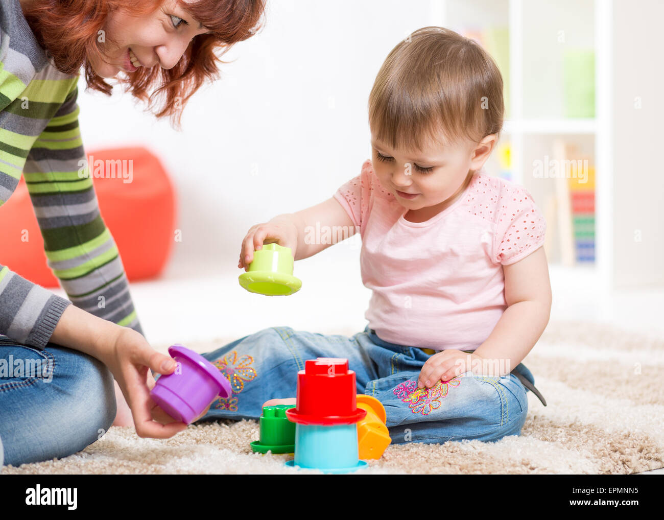 La mère et l'enfant tout-petit jouets jouer à la maison Banque D'Images