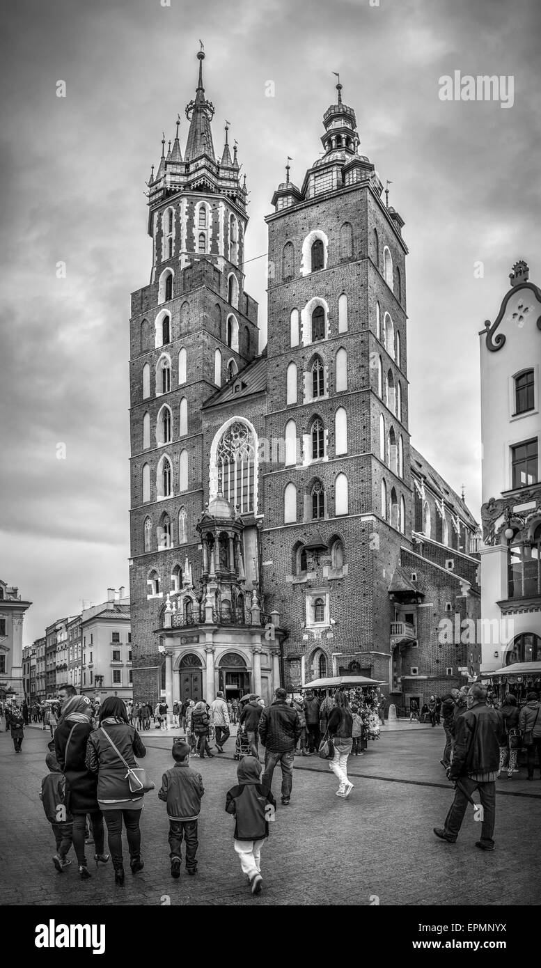 Cracovie, Pologne - 01 MAI 2015 : noir et blanc photo de l'église Mariacki à la place principale de Cracovie Cracovie, Pologne ( ) Banque D'Images