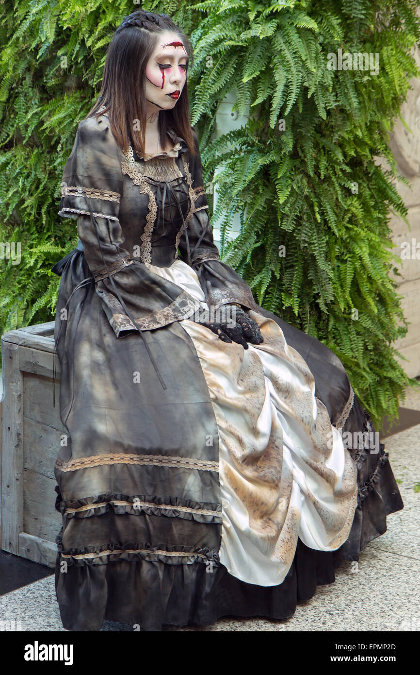 Femme avec masque d'horreur sur le visage de l'époque médiévale qui s'habiller Banque D'Images