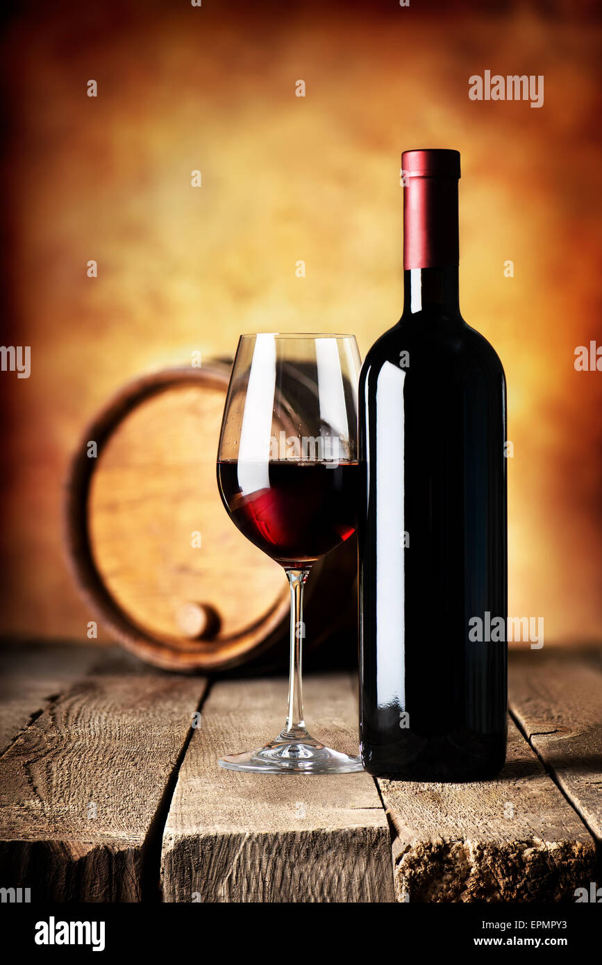 Vin rouge en bouteille et cask sur une table en bois Banque D'Images