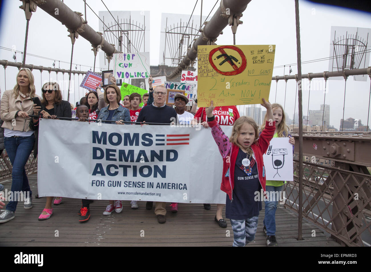 3e promenade annuelle à travers le pont de Brooklyn marche contre la violence par les armes à feu sponsorisée par « moms Demand action » (fondateur Shannon Watts, première rangée du centre) Banque D'Images