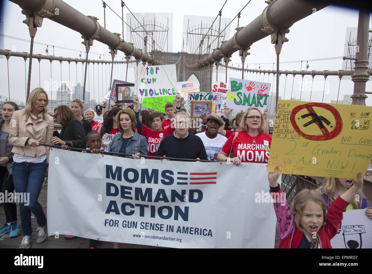 3e marche annuelle à travers le pont de Brooklyn marche et rassemblement contre la violence armée parrainé par la fondatrice de 'Moms Demand action' Shannon Watts en veste bleue Banque D'Images