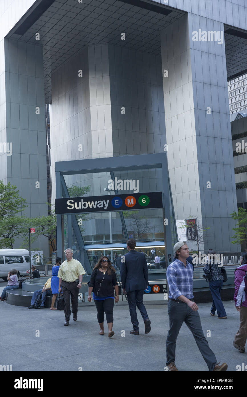 Après le travail sur Lexington Avenue. L'extérieur de la Citicorp Building près de l'entrée du métro. Banque D'Images