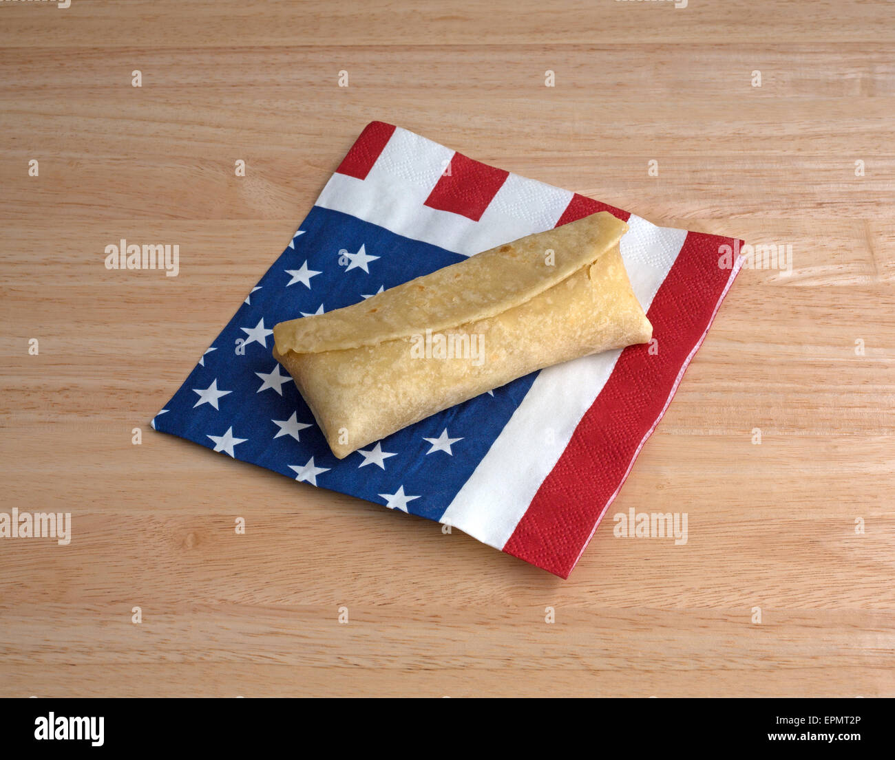 Un poulet au four à micro-ondes et fromage chimichanga sur un motif drapeau  au sommet d'une serviette de table en bois Photo Stock - Alamy