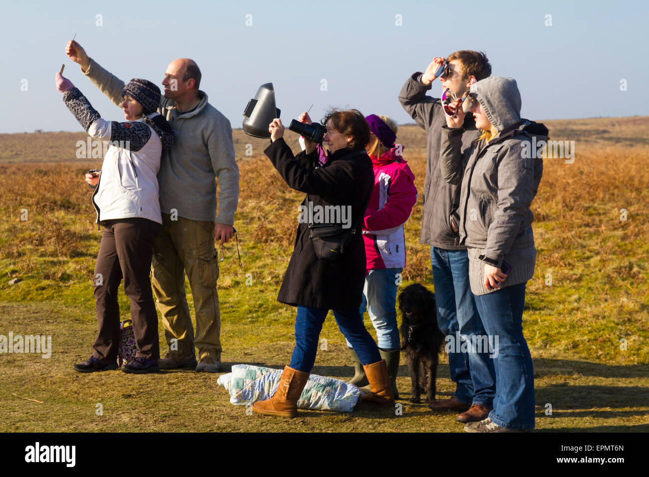 Les gens qui regardent les specacular éclipse solaire partielle, le 20 mars, 2015, sur la lande, la péninsule de Gower, Pays de Galles, Royaume-Uni Banque D'Images