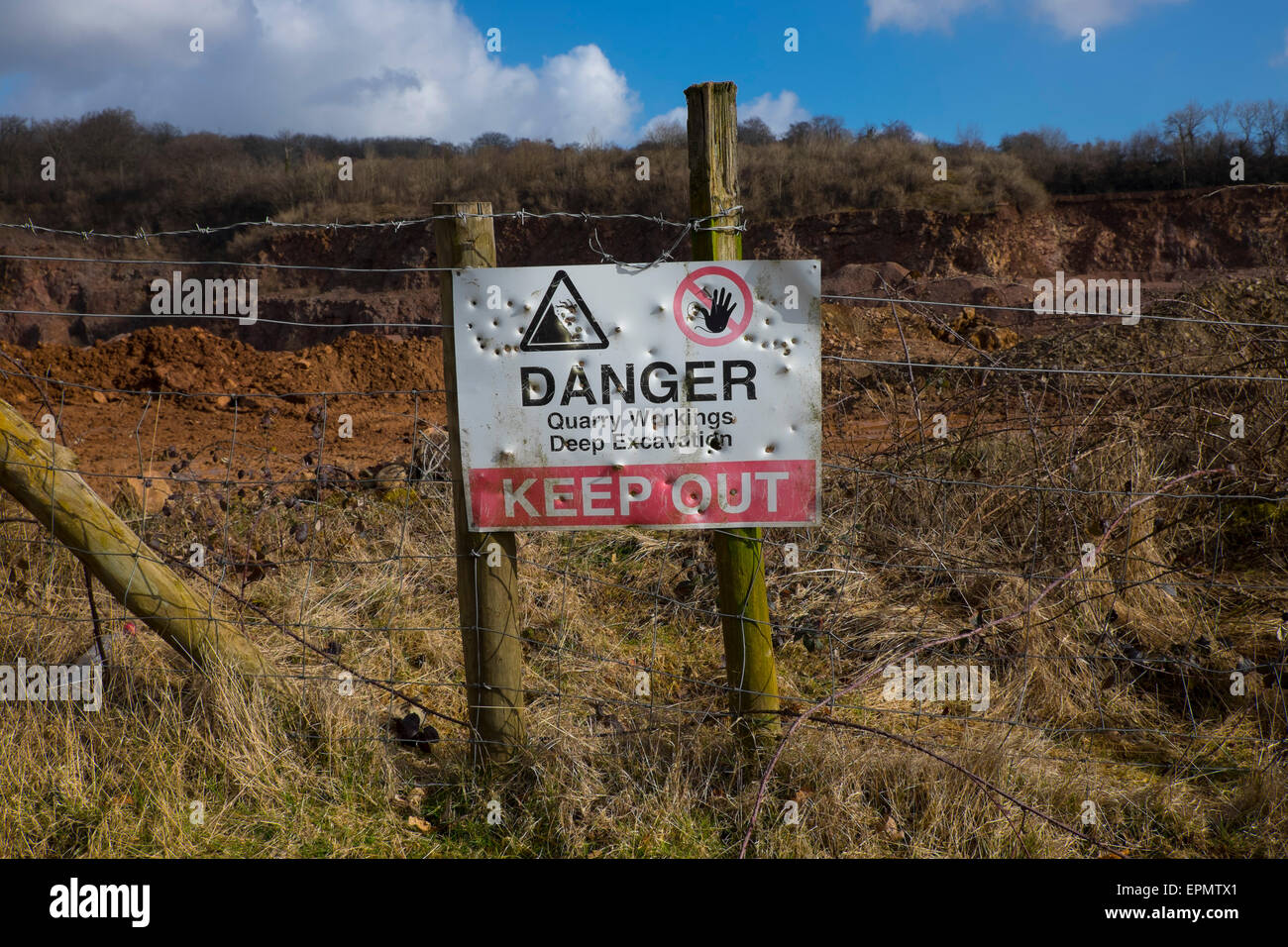 Garder hors de danger sign on clôture entourant les carrières, Pentyrch, South Glamorgan, Cardiff, Pays de Galles, Royaume-Uni Banque D'Images