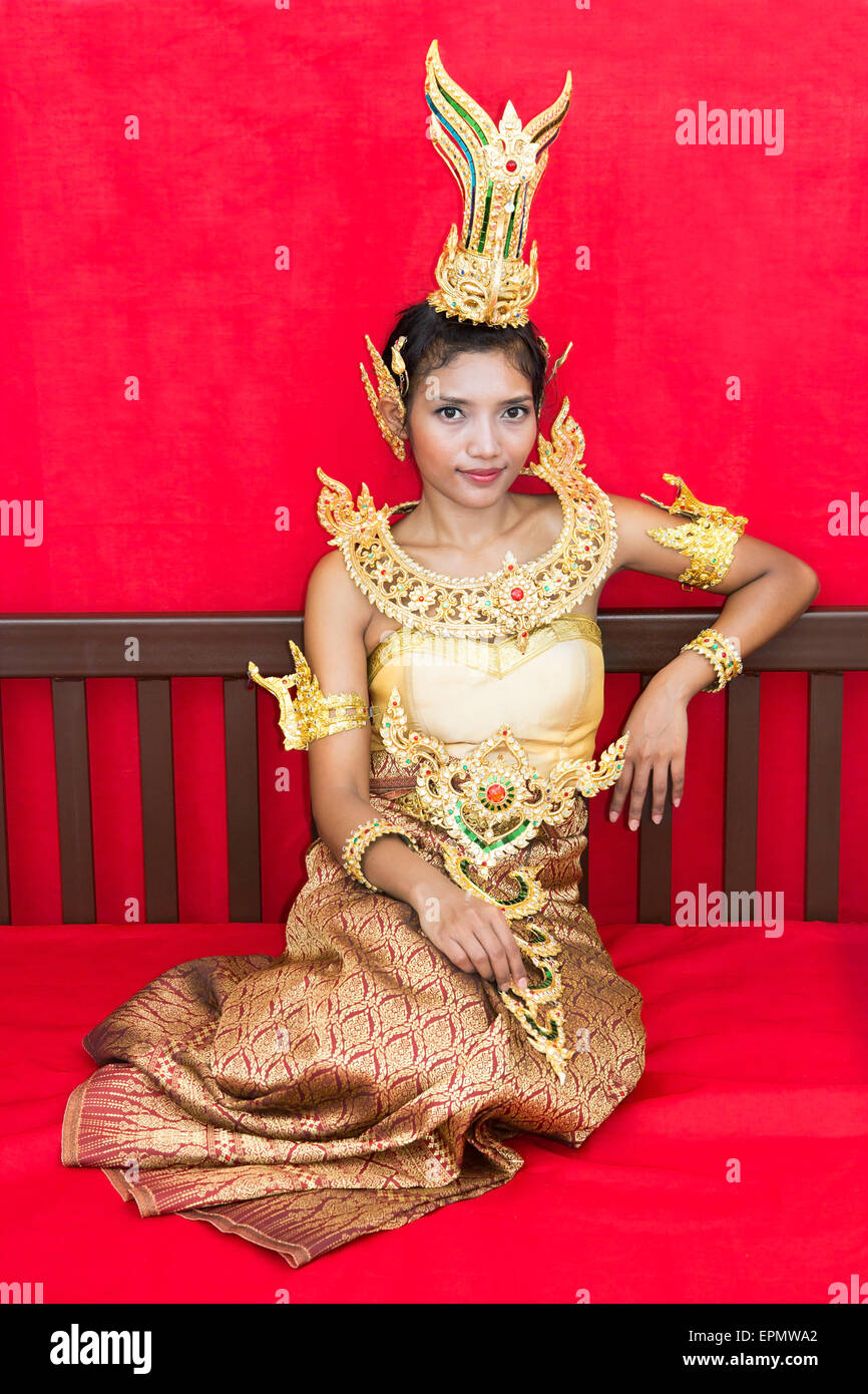 Thai dame en costume traditionnel reposant sur un lit Banque D'Images