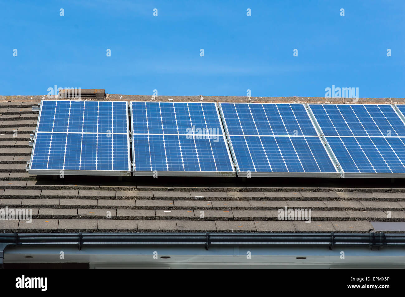 Des panneaux solaires sur le toit d'une journée ensoleillée Banque D'Images