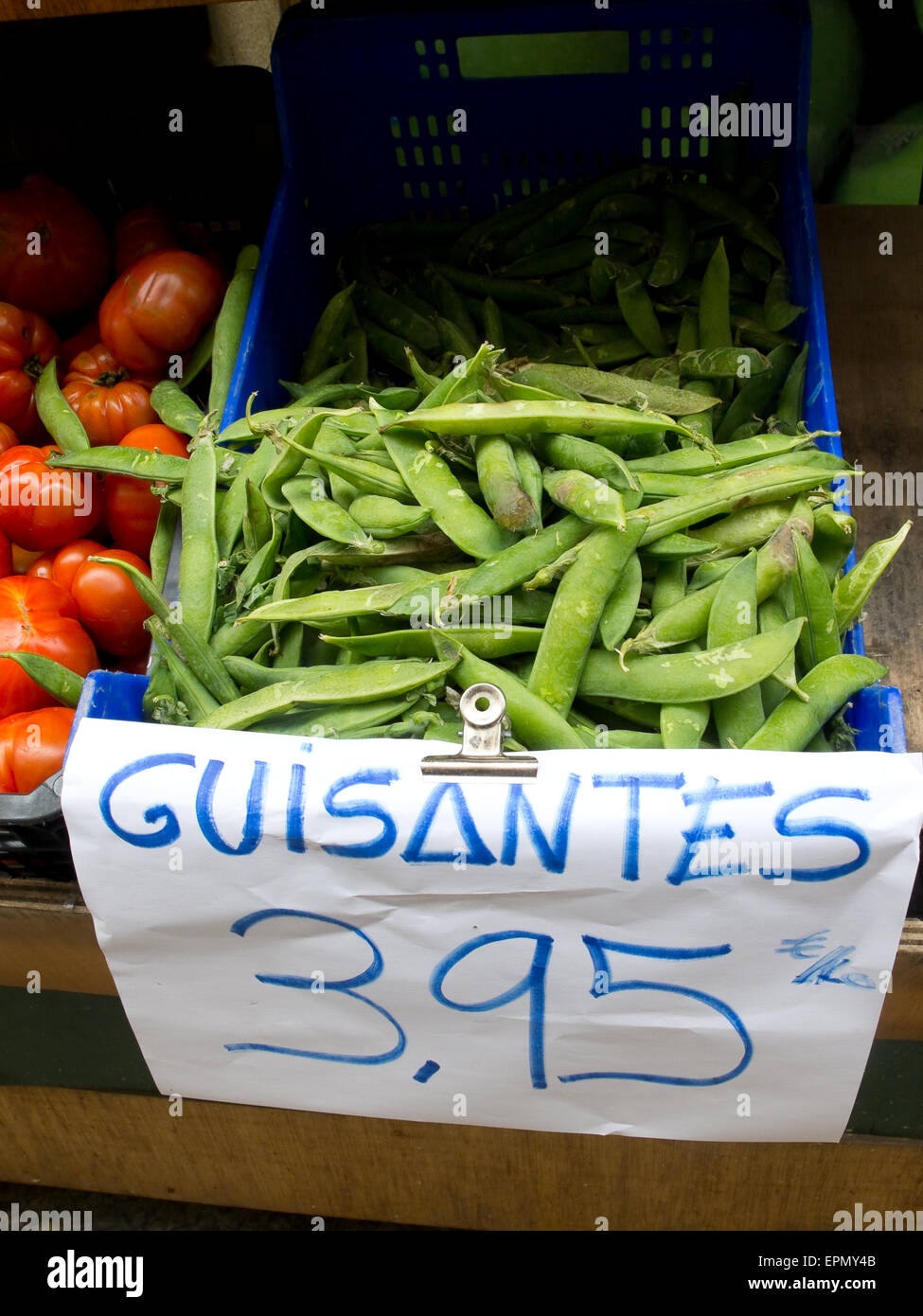 Les gousses de pois verts frais écologique dans un marché. Banque D'Images