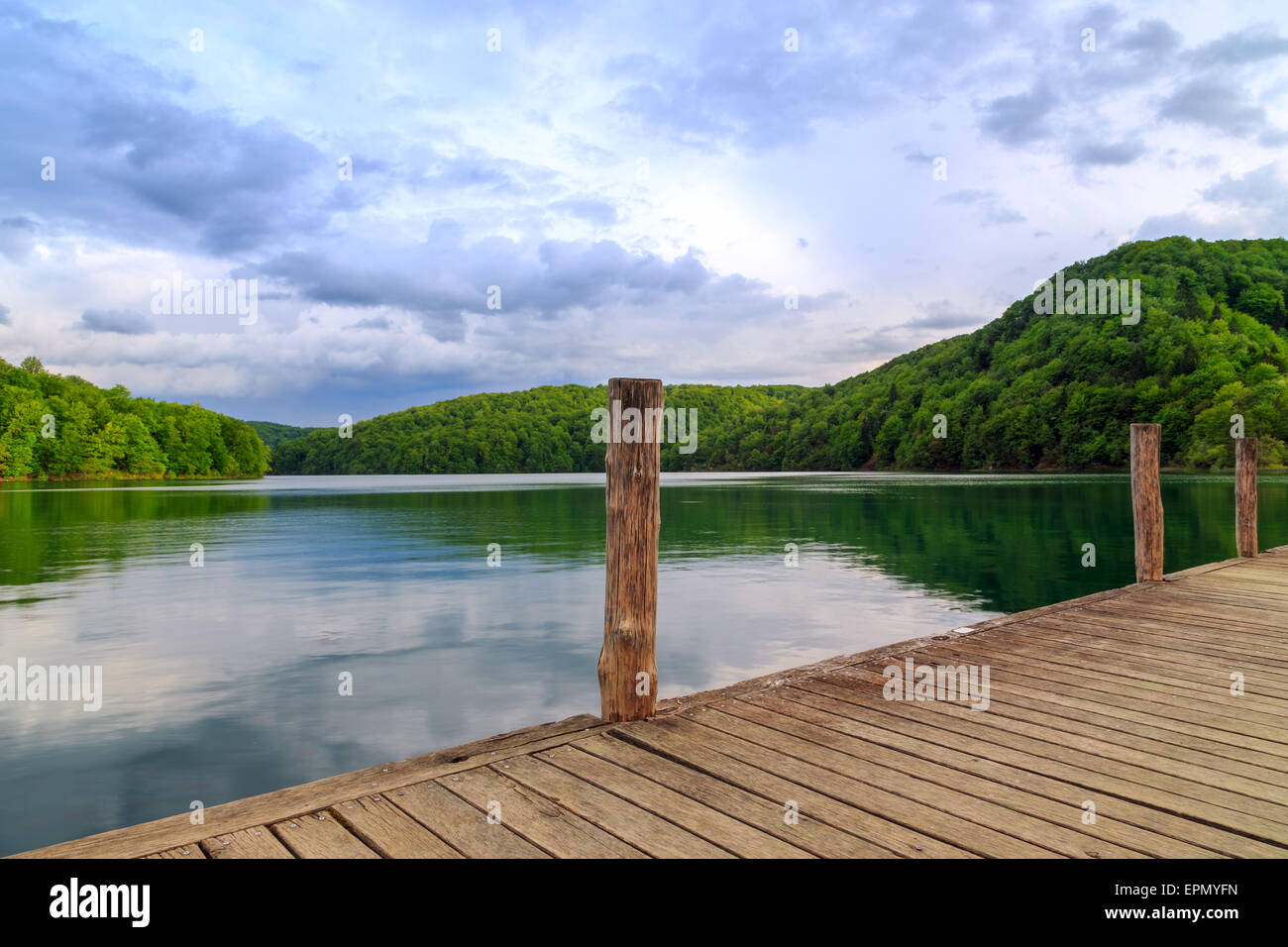 Pier dans le lac du Parc National de Plitvice - Banque D'Images