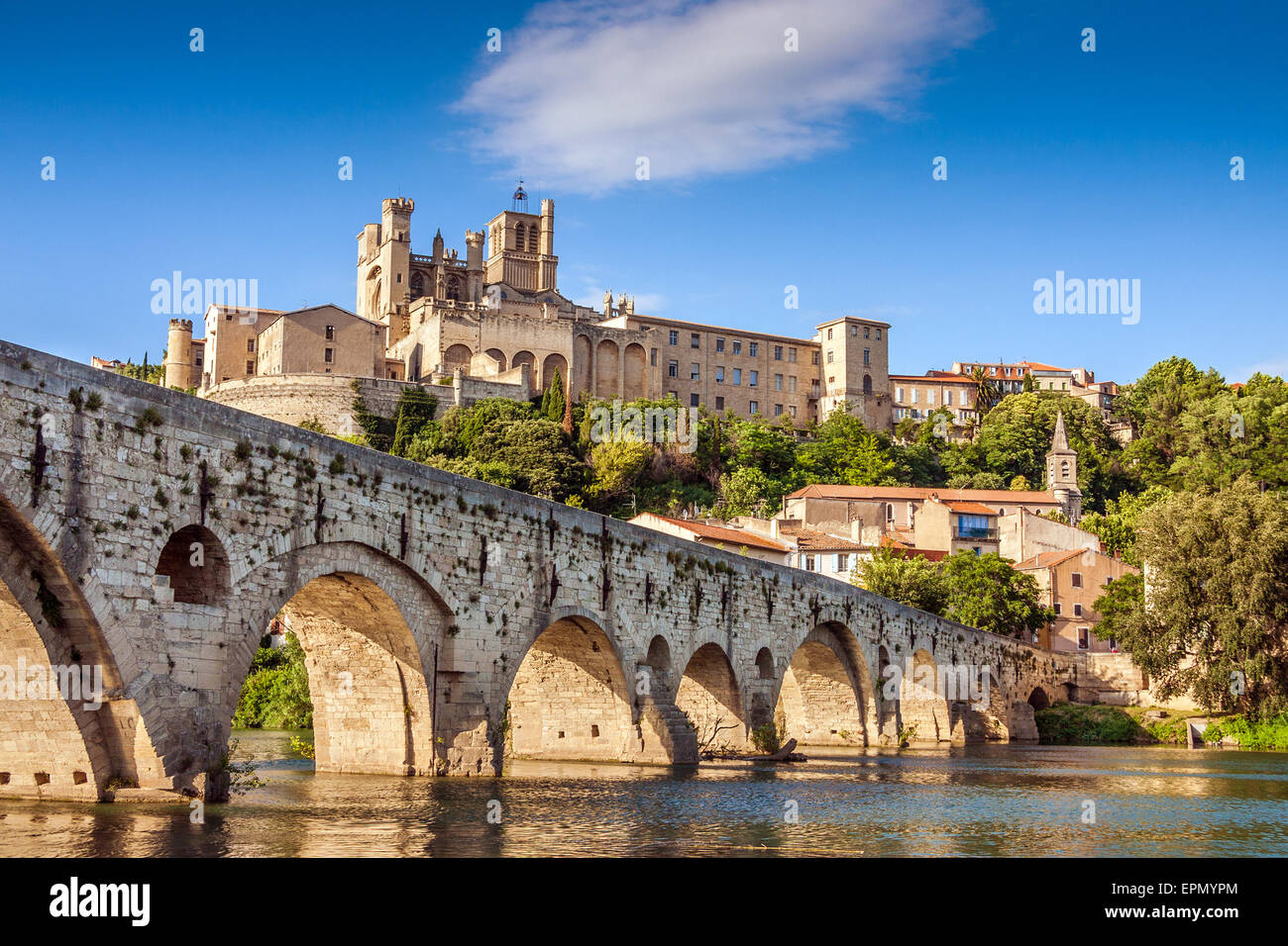 La cathédrale Saint-Nazaire et le Pont Vieux, Béziers, France Banque D'Images