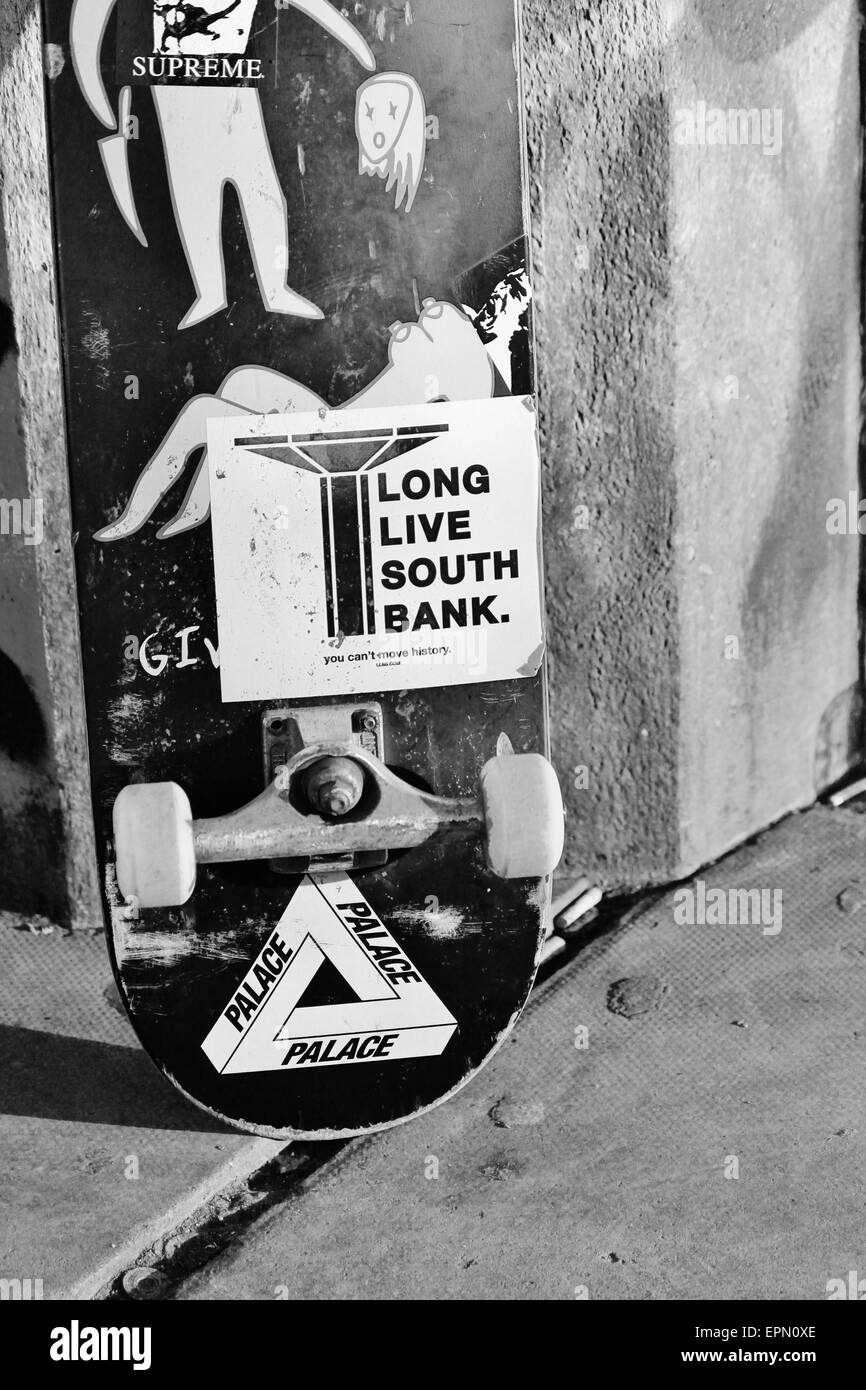 Skateboard unique avec 'long live southbank' sticker Banque D'Images