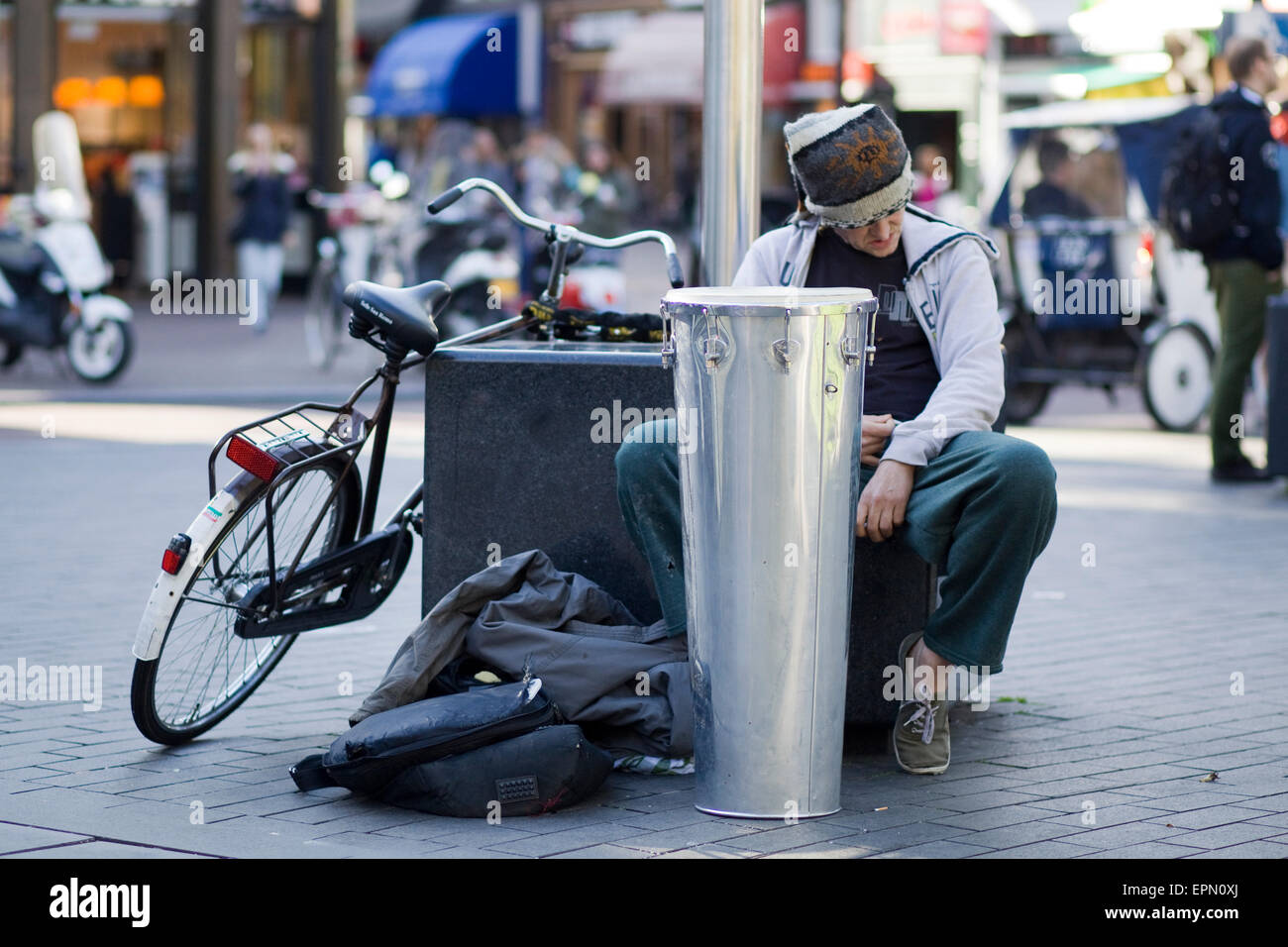 Les artistes de rue jouer a le tambour dans les rues de Amsterdam Pays-Bas Banque D'Images