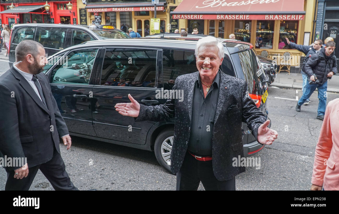 London,UK, 19 mai 2015 : l'acteur et chanteur Jess Conrad arrive à la "shooting stars" Lancement de livre contient les plus grands moments de la première 65 ans d'ordinateurs de variété au London Film Museum, Londres. Credit : Voir Li/Alamy Live News Banque D'Images