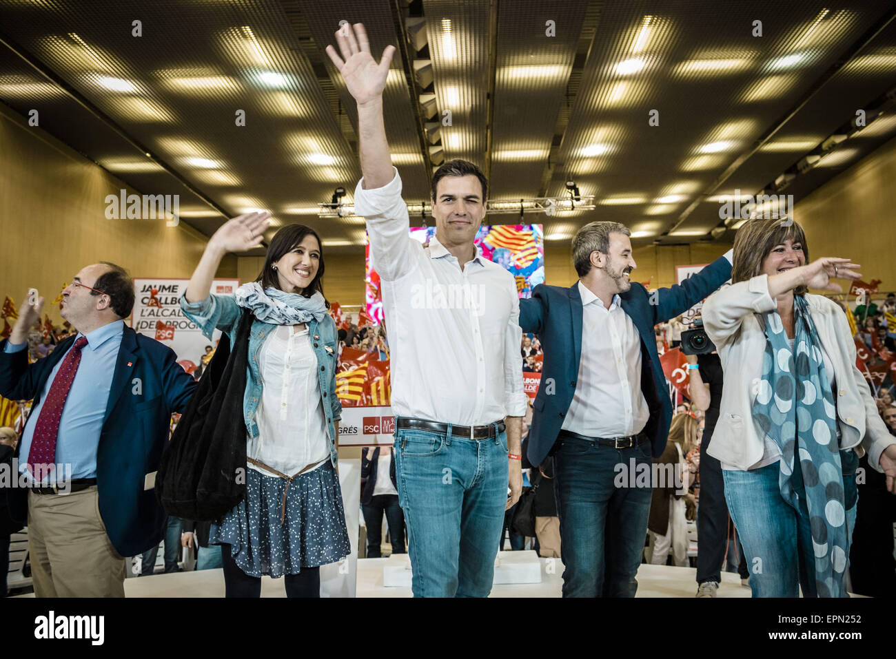 19 mai 2015 - Miquel Iceta, Premier Secrétaire de la DPS, NURIA PARLON, Pedro Sanchez, secrétaire général du PSOE, le maire et les candidats du parti socialiste Catalan JAUME COLLBONI et NURIA MARIN vague à partisans qu'ils arrivent à la campagne centrale rassemblement pour les élections municipales à Barcelone © Matthias Rickenbach/ZUMA/ZUMAPRESS.com/Alamy fil Live News Banque D'Images