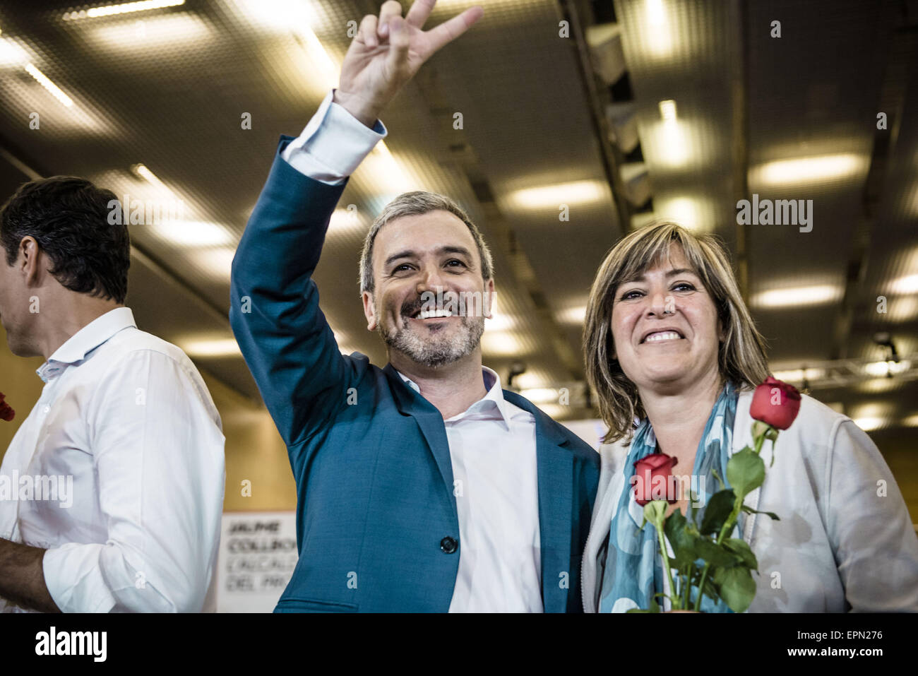 19 mai 2015 - Le maire les candidats du parti socialiste Catalan JAUME COLLBONI et NURIA MARIN vague à partisans à la fin de la campagne centrale rassemblement pour les élections municipales à Barcelone © Matthias Rickenbach/ZUMA/ZUMAPRESS.com/Alamy fil Live News Banque D'Images