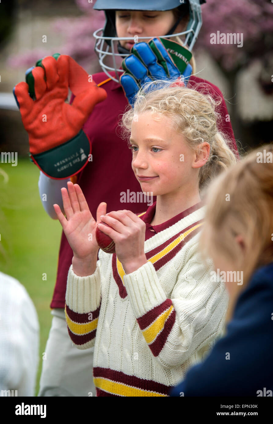 Junior Filles célèbrent en tenant un guichet pendant un match de cricket dans le Wiltshire, Angleterre Banque D'Images