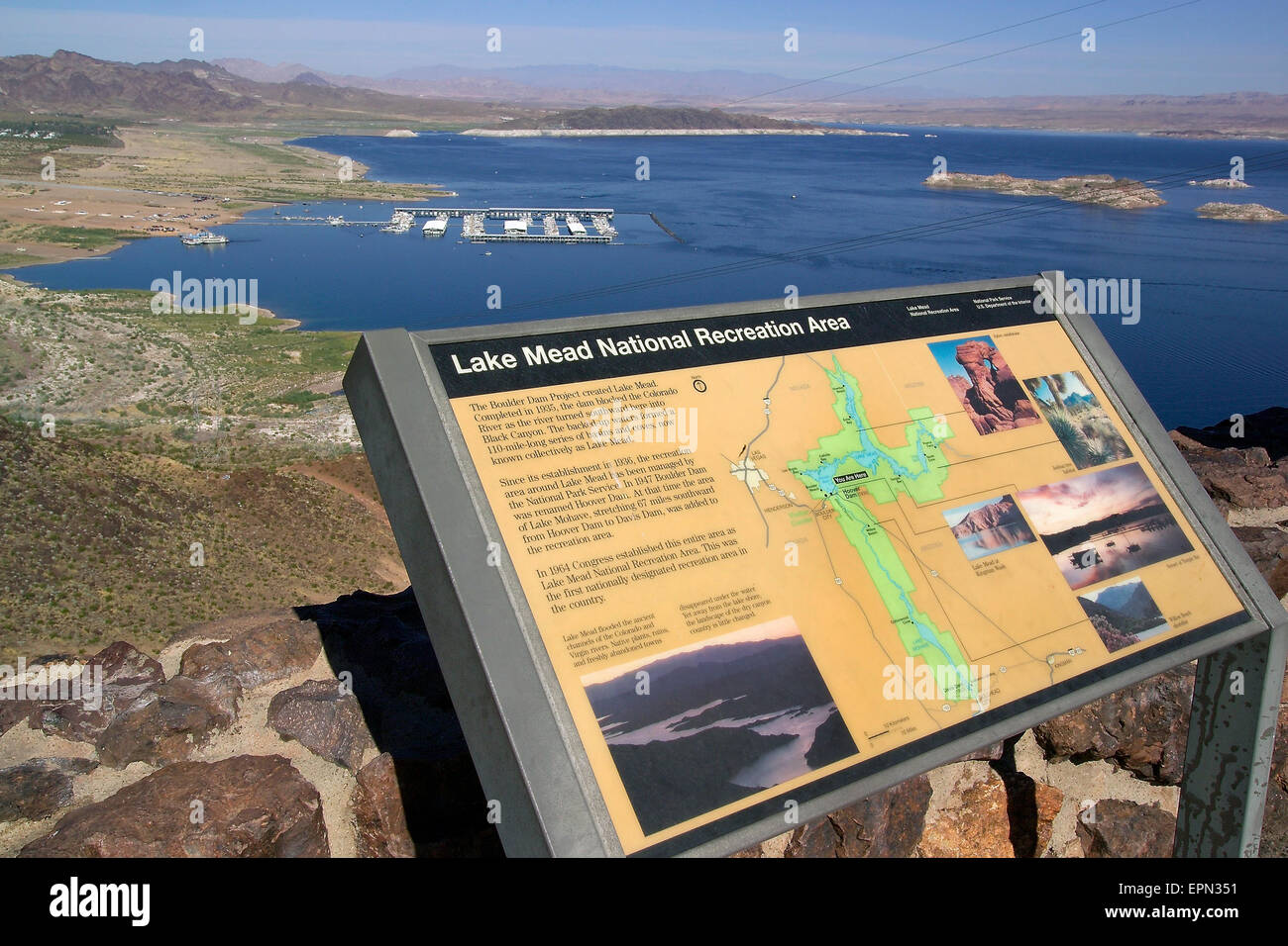 La sécheresse actuelle dans l'ouest des Etats-Unis a abaissé le niveau de l'eau du lac Mead, le plus grand réservoir dans la nation. Il a été créé par le Barrage Hoover, construit sur la frontière entre l'Nevada-Arizona 1931-36. Le niveau d'eau du lac, qui est alimenté par le fleuve Colorado, est à la baisse depuis 2000. Parmi les personnes affectées sont les vacanciers qui voile, nager et pêcher dans le Lac Mead, qui est un National Recreation Area. Vu au-delà de l'enseigne est l'une des marinas qui a eu à se déplacer plus loin dans le lac comme l'eau se retire de l'ancien rivage. Banque D'Images