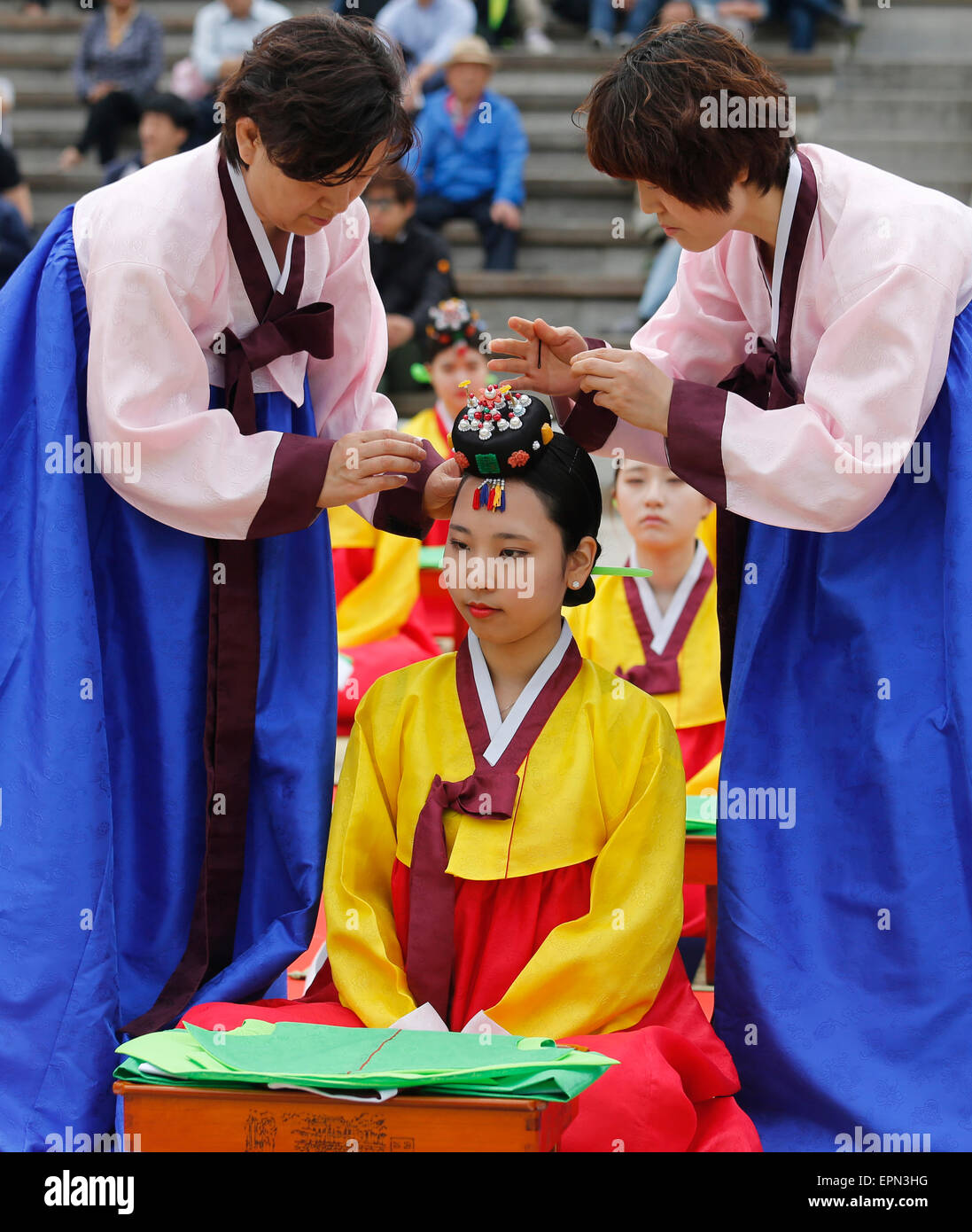 L'âge à venir, le 18 mai 2015 : Les étudiants habillés en Hanbok traditionnel coréen participer dans un passage à l'âge célébration à Séoul, Corée du Sud. Le jour tombe sur le troisième lundi de mai en Corée du Sud, avec l'âge adulte légal fixé à 19. © Lee Jae-Won/AFLO/Alamy Live News Banque D'Images