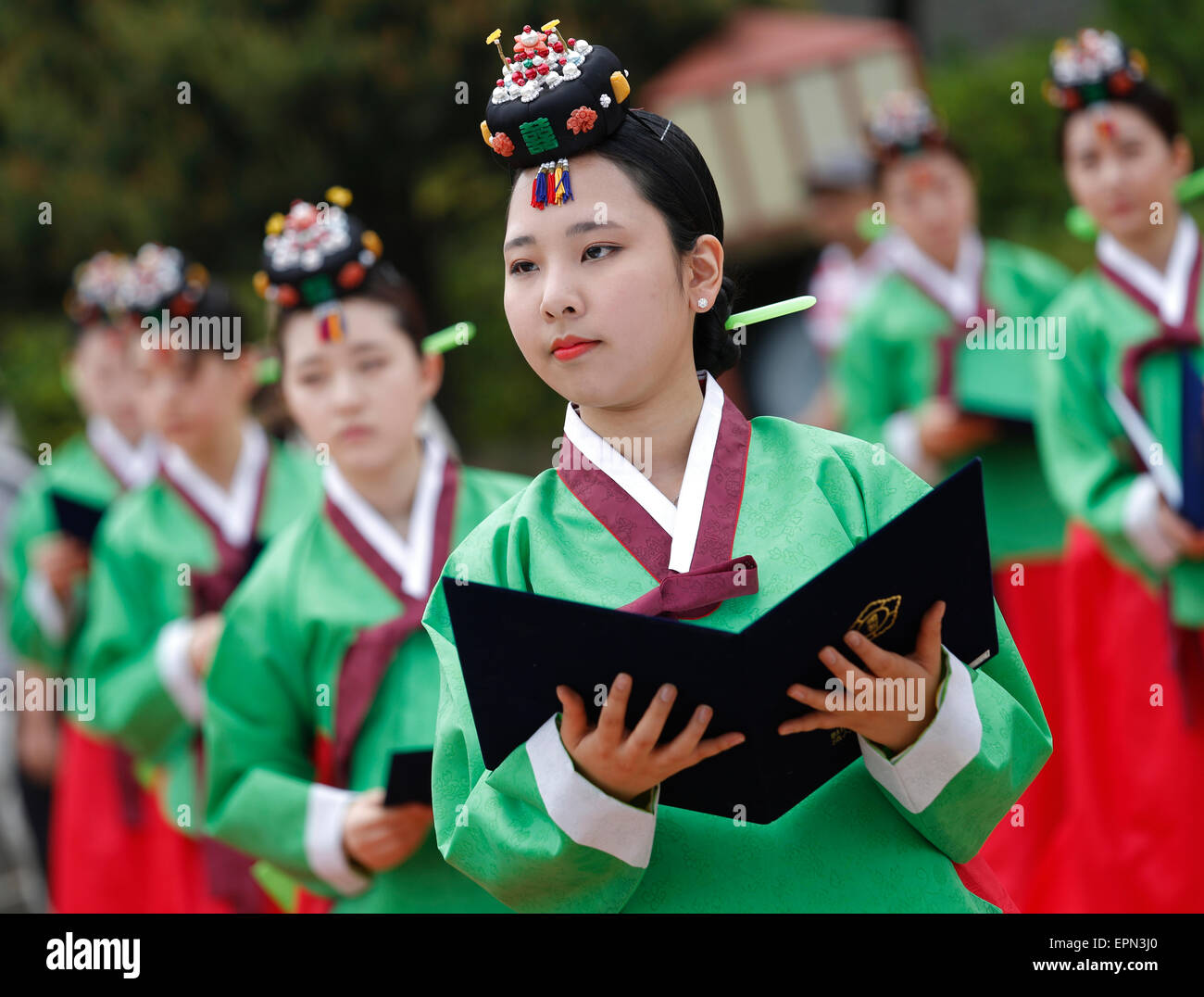 L'âge à venir, le 18 mai 2015 : Les étudiants habillés en Hanbok traditionnel coréen participer dans un passage à l'âge célébration à Séoul, Corée du Sud. Le jour tombe sur le troisième lundi de mai en Corée du Sud, avec l'âge adulte légal fixé à 19. © Lee Jae-Won/AFLO/Alamy Live News Banque D'Images