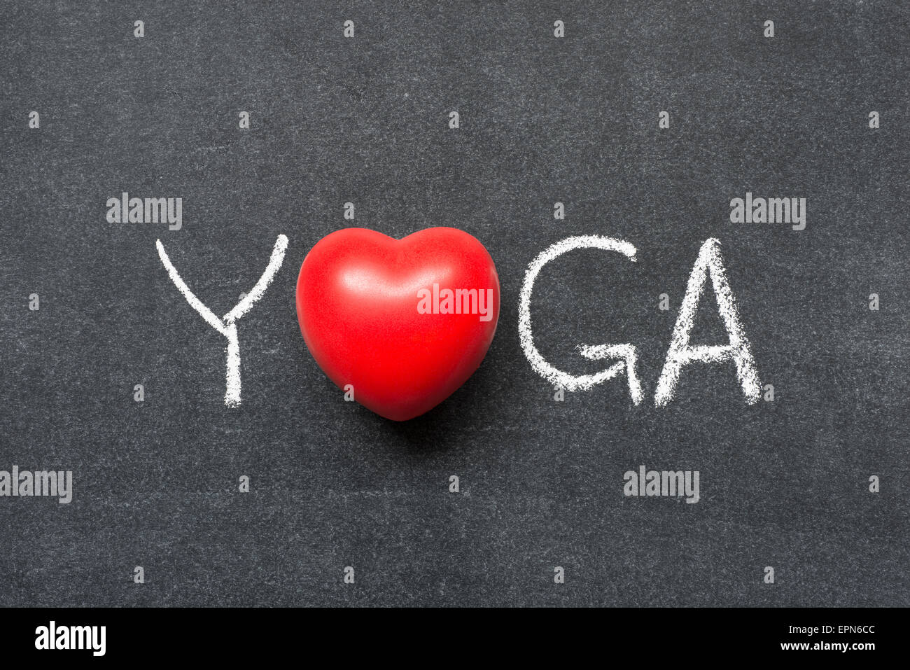 Mot de yoga à la main sur tableau noir avec le symbole de coeur au lieu d'O Banque D'Images