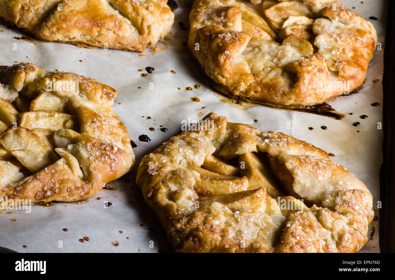 Tartes aux pommes fraîchement cuits montrant le remplissage des tranches de pommes Banque D'Images