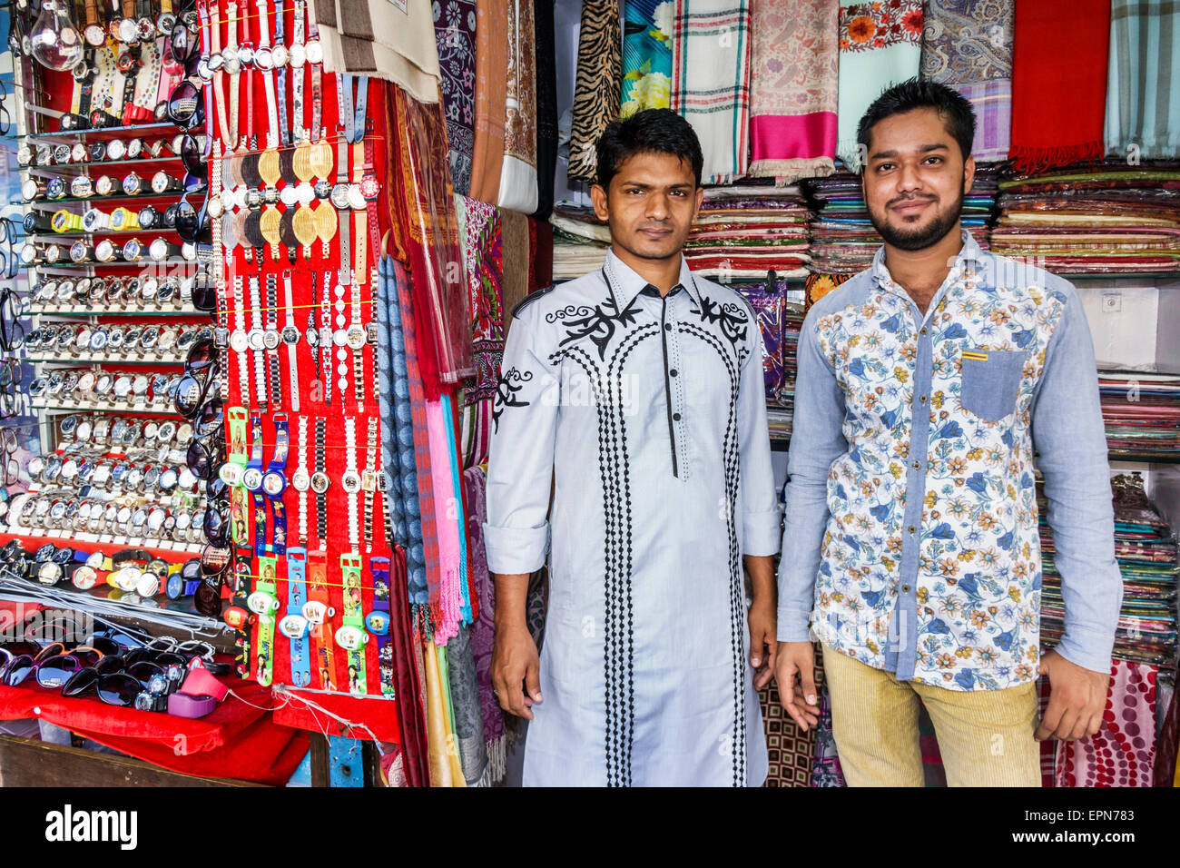 Mumbai Inde,Apollo Bandar,Colaba,Indumati Sakharkar Marg,Road,Causeway,Market,shopping shopper shoppers magasins marchés achats vendre Banque D'Images