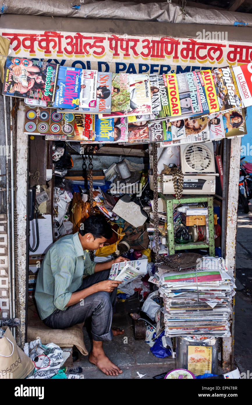 Mumbai Inde,Apollo Bandar,Colaba,Indumati Sakharkar Marg,Road,Causeway,Market,homme hommes,stand,stall,trottoir,vendeur vendeurs stall stands stand stand stand stand mar Banque D'Images