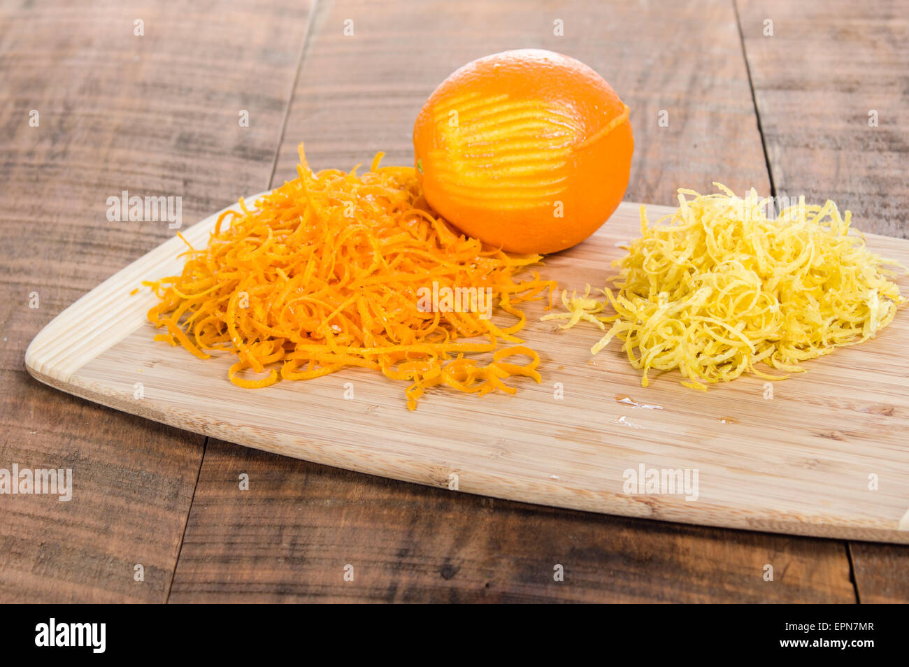 Découper à l'orange et le zeste de citron Banque D'Images