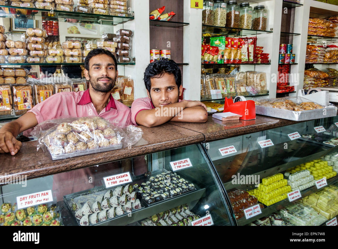 Mumbai Inde,Apollo Bandar,Colaba,Causeway,Market,Shahid Bhagat Singh Marg,Road,dessert shop,sucreries,cookies,bonbons,friandises,vente,vitrine,homme m Banque D'Images